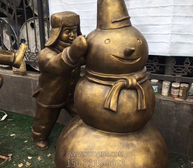 景区铜雕戴帽子堆雪人的儿童博鱼网页版