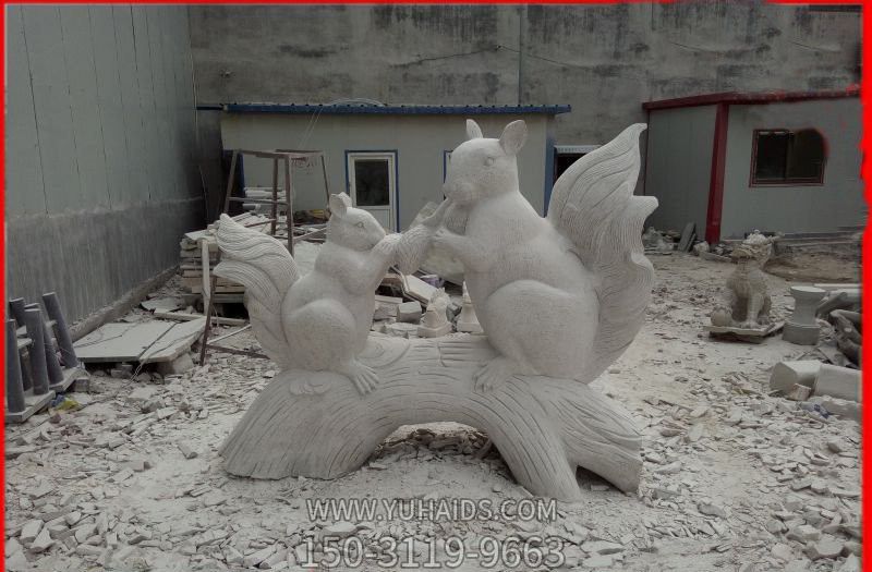 动物园母子两个石雕松鼠博鱼网页版