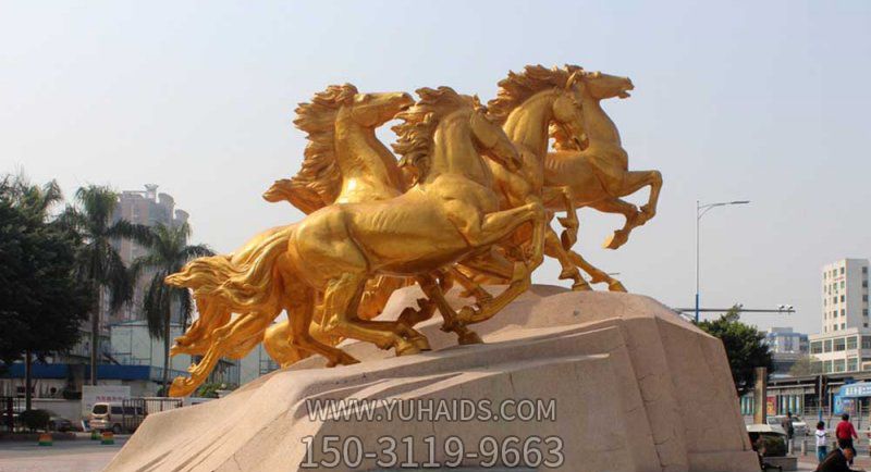 广场上摆放的四只金色的玻璃钢创意马群博鱼网页版