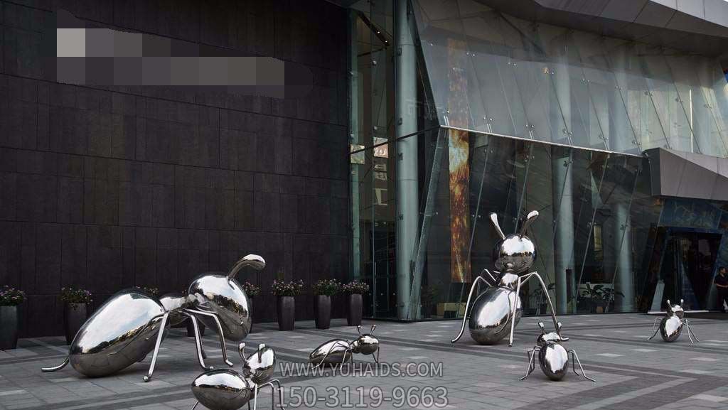 商场店铺门口一群抛光不锈钢蚂蚁博鱼网页版