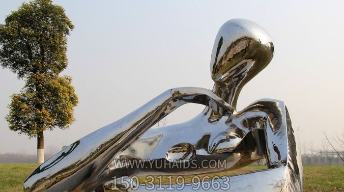 广场不锈钢手托下巴的抽象女孩博鱼网页版