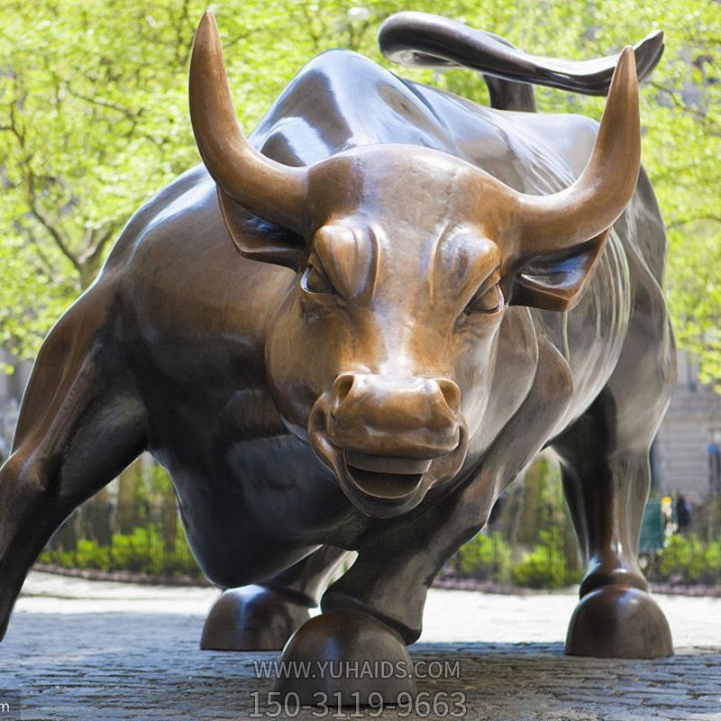 公园里摆放的斜着身子的玻璃钢创意华尔街牛博鱼网页版