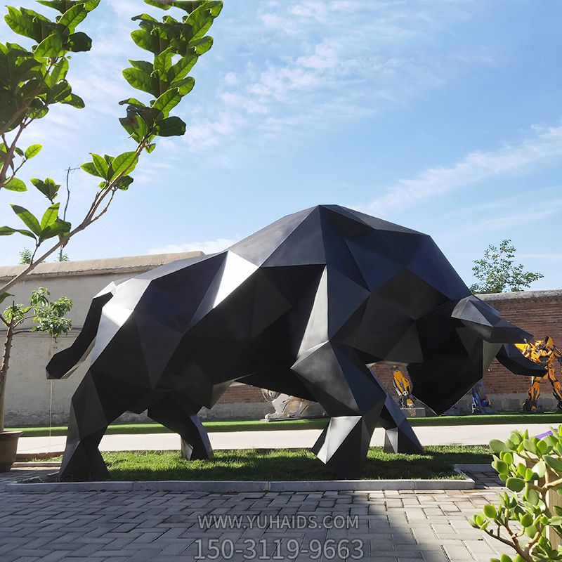 公园里摆放的玻璃钢卡通华尔街牛博鱼网页版