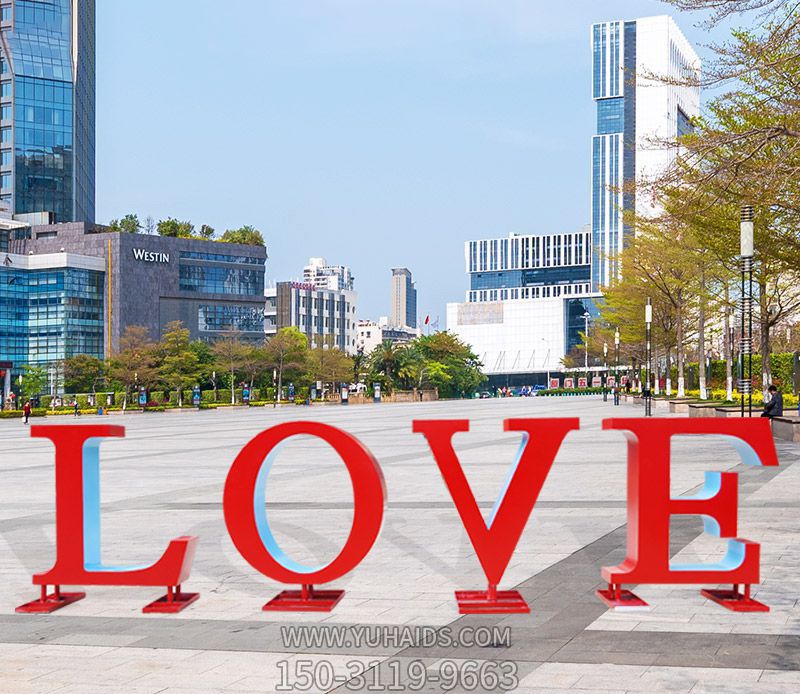 广场上摆放的红色镂空不锈钢LOVE博鱼网页版