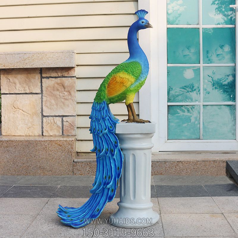 花园里石柱上的玻璃钢彩绘孔雀博鱼网页版