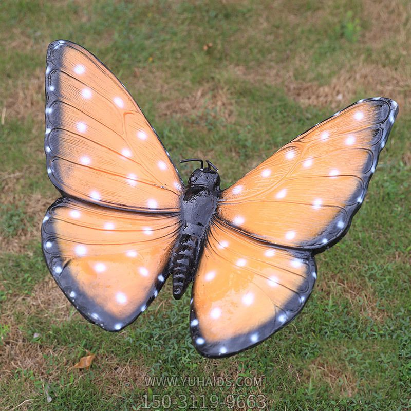 草坪一只不锈钢蝴蝶博鱼网页版