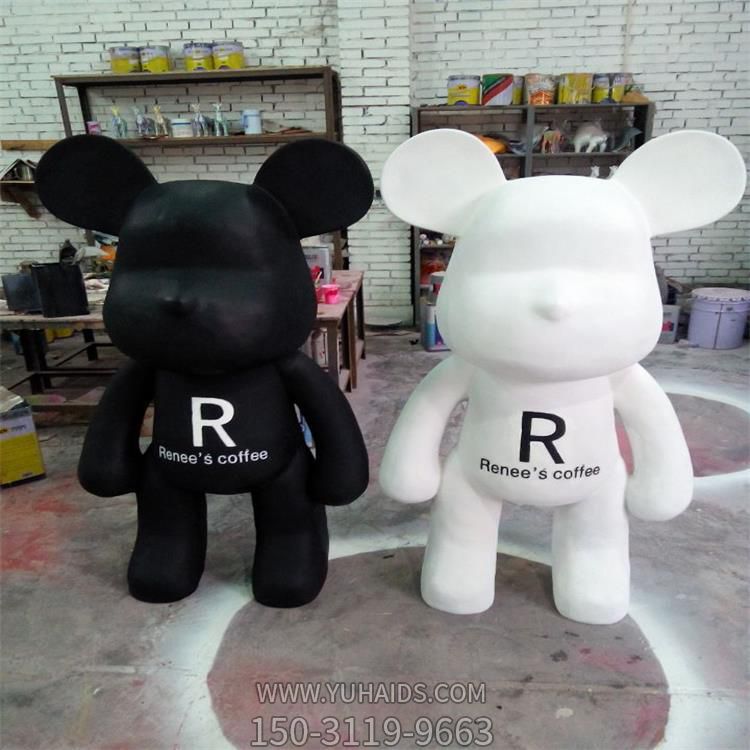 步行街黑白两只彩绘玻璃钢熊博鱼网页版