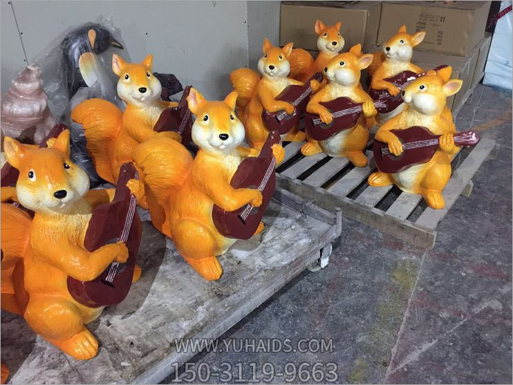 幼儿园一群弹吉他的玻璃钢松鼠博鱼网页版