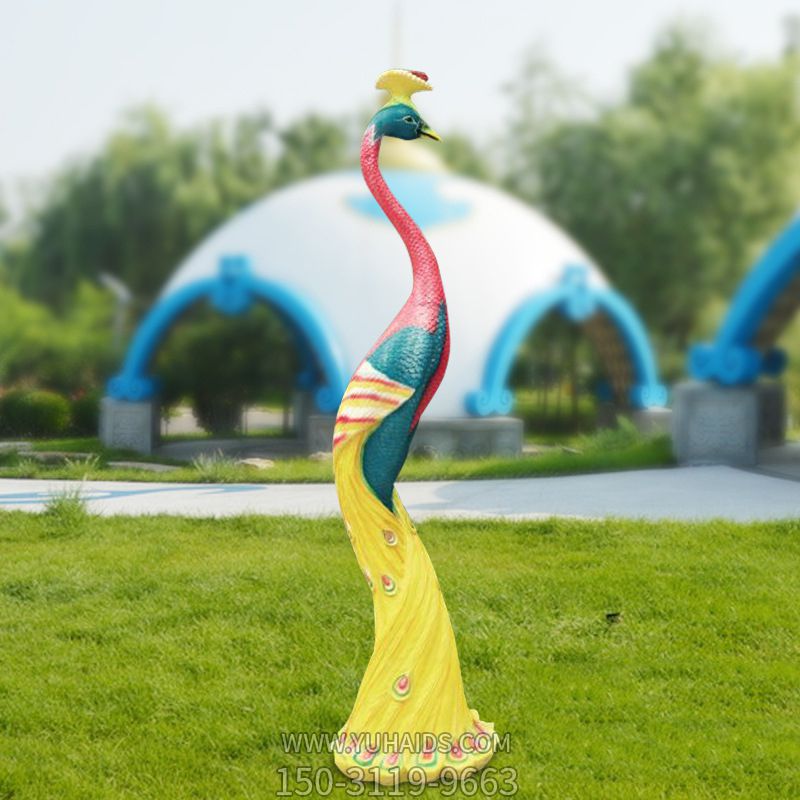 草地上卷着尾巴的玻璃钢彩绘孔雀博鱼网页版