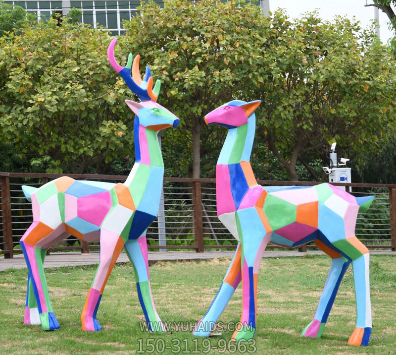 两只玻璃钢彩绘几何梅花鹿博鱼网页版