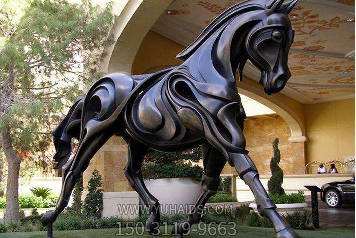 草地上摆放的黑色的不锈钢创意飞马博鱼网页版