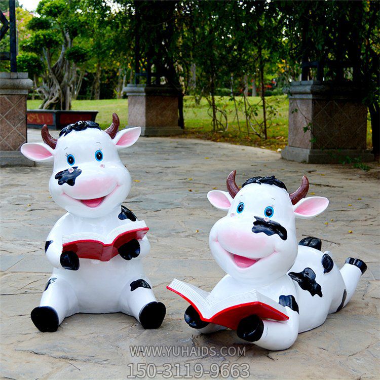 公园草地摆放玻璃钢卡通看书奶牛公仔博鱼网页版