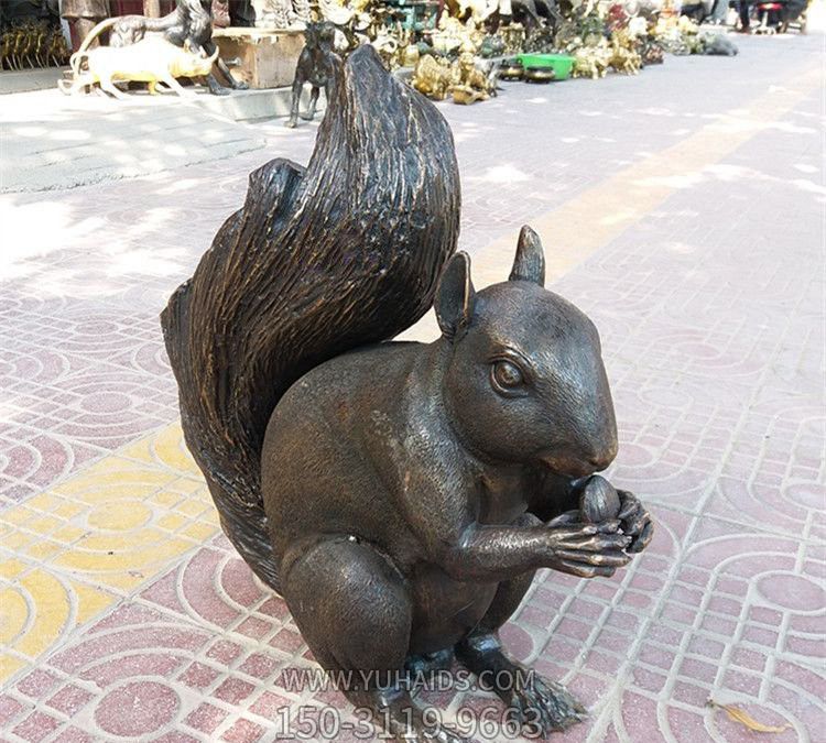 步行街摆放一只不锈钢松鼠博鱼网页版