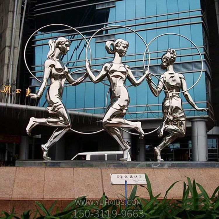 户外广场不锈钢镜面人物博鱼网页版