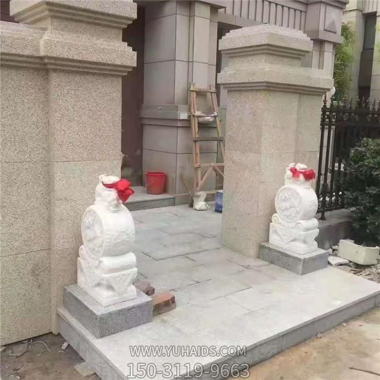 别墅门口摆放汉白玉雕刻麒麟小抱鼓石门墩博鱼网页版