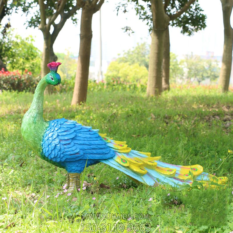 草坪上回头看的玻璃钢彩绘孔雀博鱼网页版