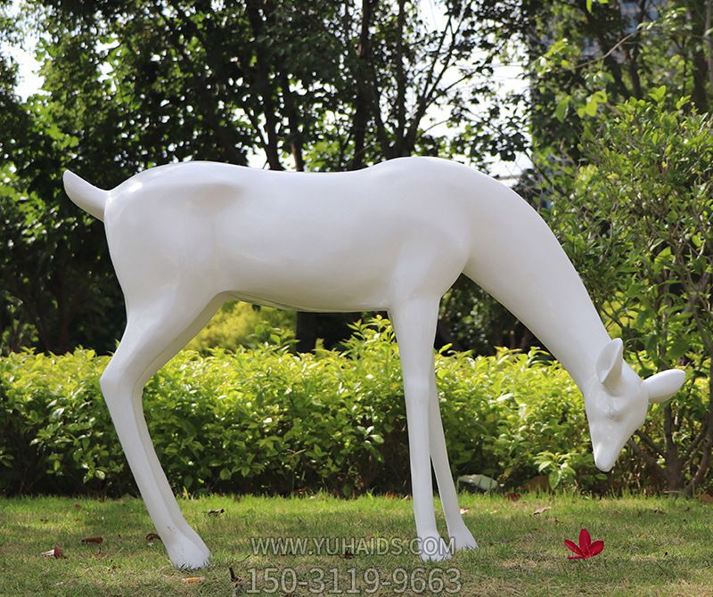 公园低头觅食的玻璃钢梅花鹿博鱼网页版