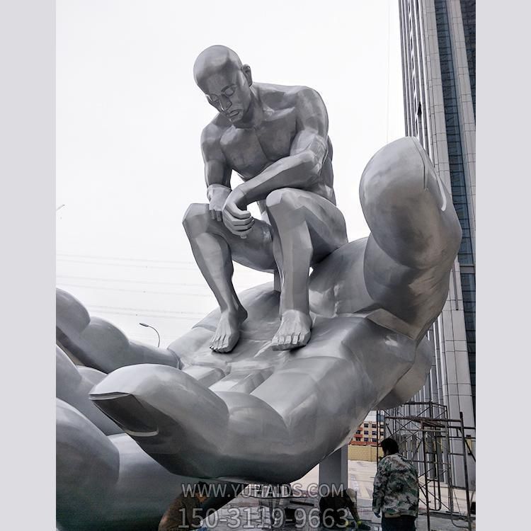 广场园林景观不锈钢创意手掌上的人物景观博鱼网页版