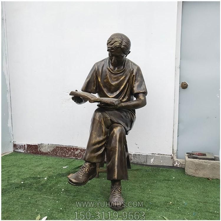 公园草地摆放玻璃钢仿铜读书人物小品博鱼网页版