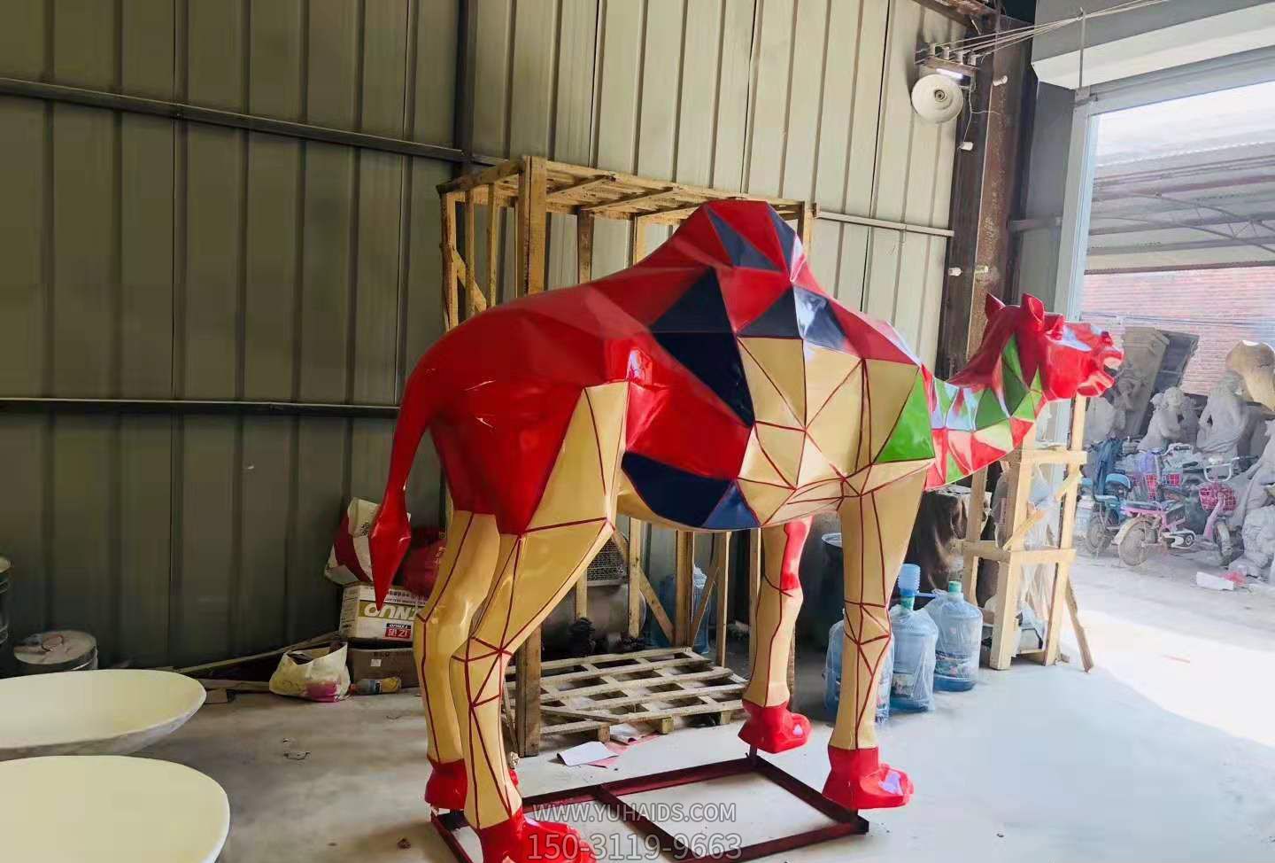 街道摆放的不锈钢彩绘骆驼博鱼网页版