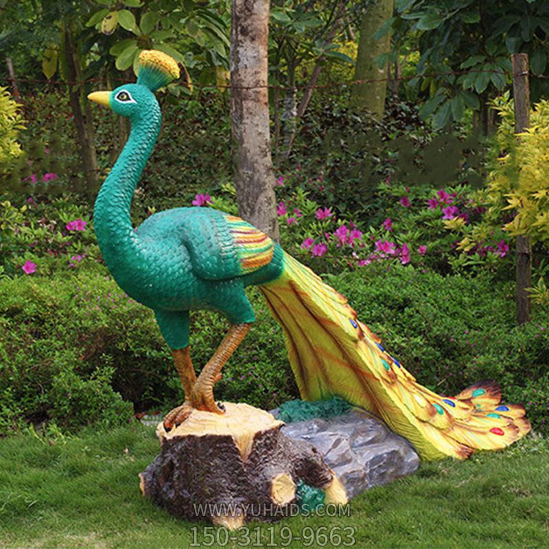 公园里一只悠闲自得的玻璃钢彩绘孔雀博鱼网页版