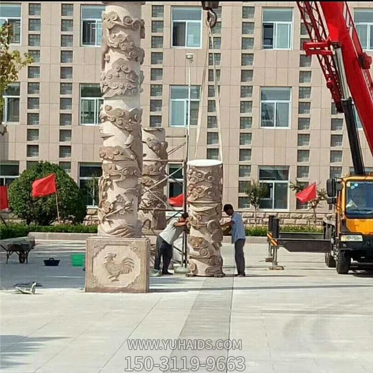 学院广场摆放精雕部落生肖石柱博鱼网页版