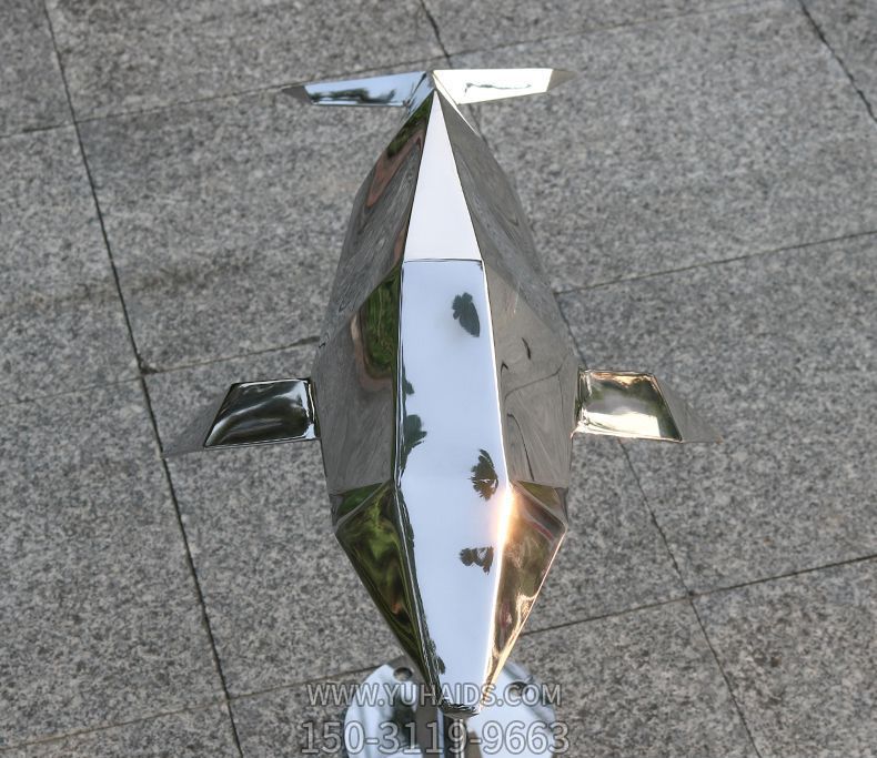 户外街道一只不锈钢海豚博鱼网页版