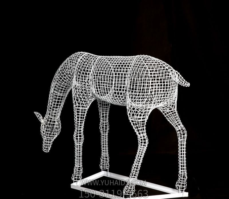 公园广场一只低头的镂空铁艺梅花鹿博鱼网页版