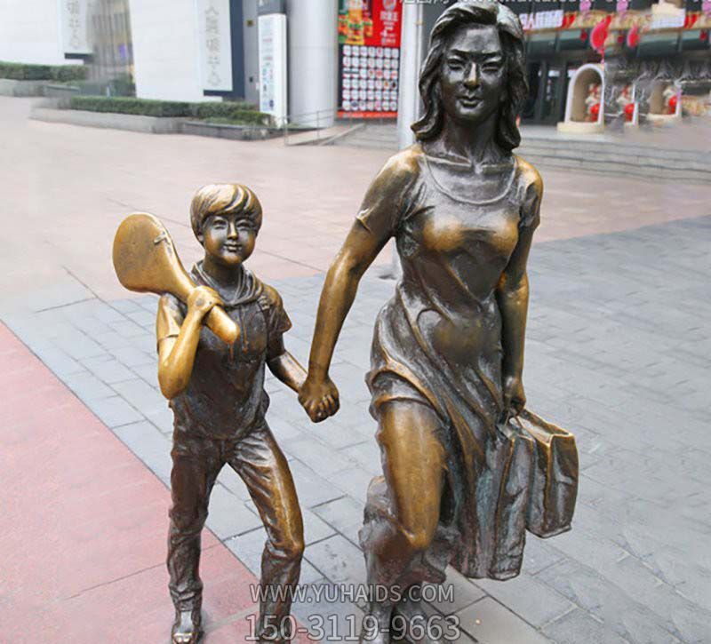 景区街道铜铸和妈妈一起购物的母子博鱼网页版
