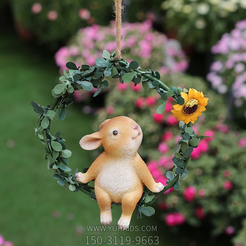 广场一只荡秋千的玻璃钢兔子博鱼网页版