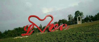 园林里摆放的不锈钢创意LOVE博鱼网页版