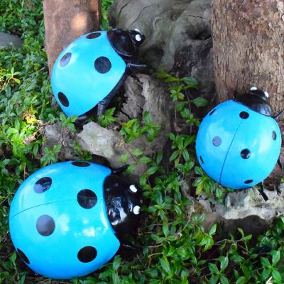 公园里摆放的三只爬行的玻璃钢卡通瓢虫博鱼网页版