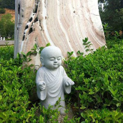 寺院户外草丛摆放天然砂岩雕刻小沙弥雕像