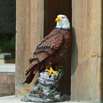 花园一只孤独的树脂老鹰博鱼网页版