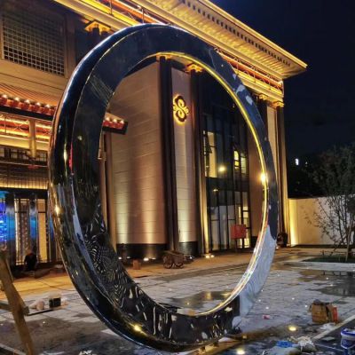 酒店会所门前摆放不锈钢镜面圆环水景观博鱼网页版
