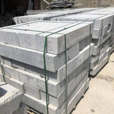 公园广场摆放花岗岩隔离石墩