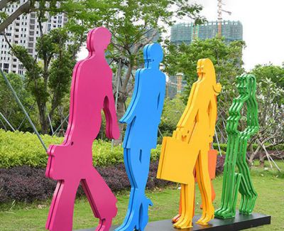 户外步行街摆放仿真彩色不锈钢购物人博鱼网页版
