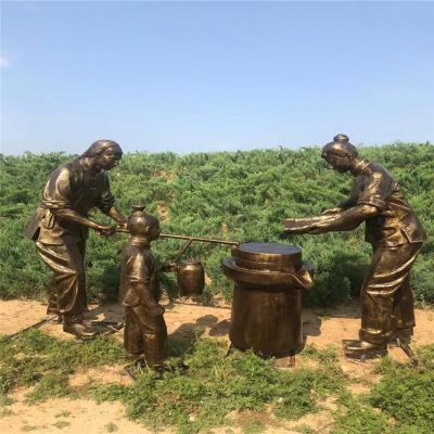 玻璃钢仿铜一家三口推石磨豆 步行街民俗情景小品博鱼网页版