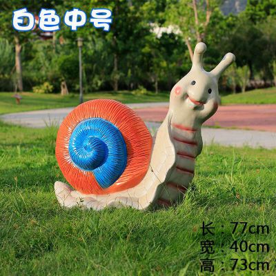 草地上摆放的白色中号彩绘蜗牛博鱼网页版