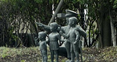 公园铜雕小朋友和解放军博鱼网页版