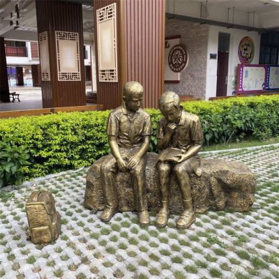 城市街道草坪摆放玻璃钢仿铜学生看书人物小品博鱼网页版