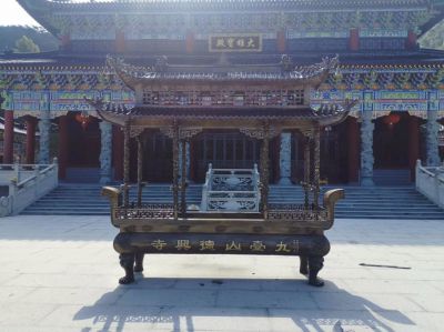 大雄宝殿前摆放二层铸铁浮雕长形香炉