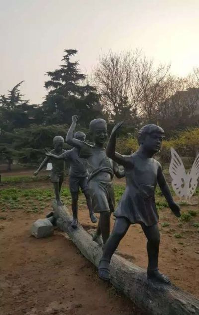 景区公园铜雕玩走独木桥儿童博鱼网页版