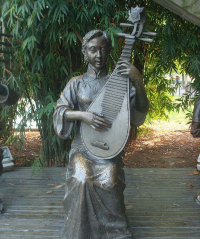 公园弹琵琶的美女人物铜雕弹博鱼网页版