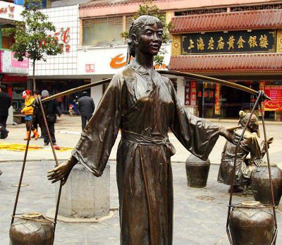 挑着罐子的古代铜雕女孩博鱼网页版