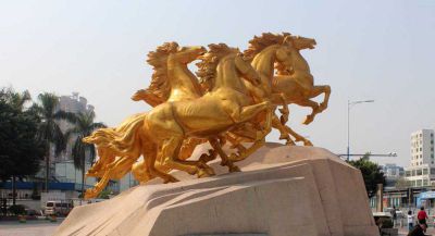 广场上摆放的四只金色的玻璃钢创意马群博鱼网页版