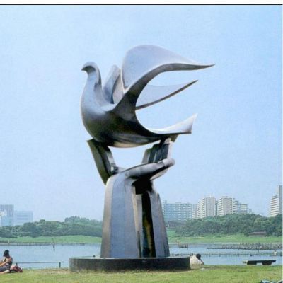 公园不锈钢镜面双手托和平鸽动物抽象景观博鱼网页版