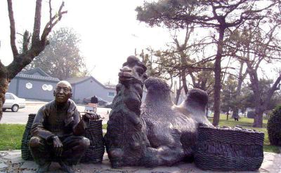 街道边摆放的休息的玻璃钢喷漆骆驼博鱼网页版