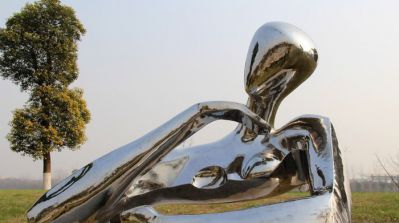 广场不锈钢手托下巴的抽象女孩博鱼网页版