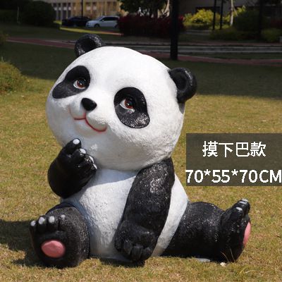 酒店室外草坪摆放彩绘摸下巴的玻璃钢熊猫博鱼网页版